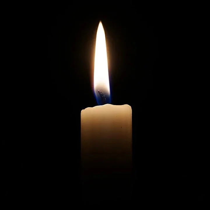 brennende Kerze zur Trauer